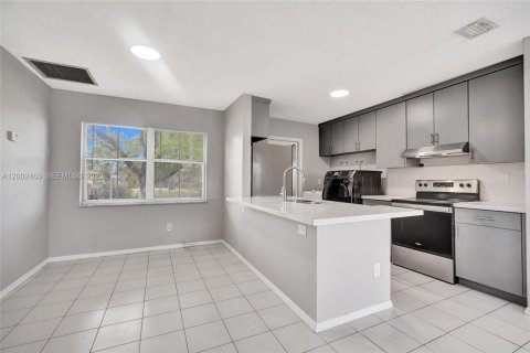 House in West Park, Florida 3 bedrooms, 106.65 sq.m. № 2068142 - photo 12