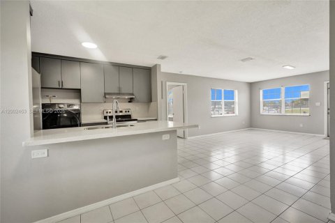 House in West Park, Florida 3 bedrooms, 106.65 sq.m. № 2068142 - photo 15