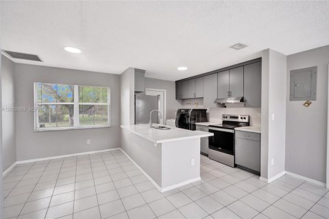 House in West Park, Florida 3 bedrooms, 106.65 sq.m. № 2068142 - photo 20