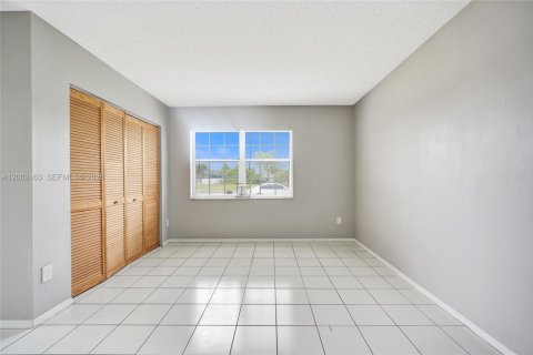 House in West Park, Florida 3 bedrooms, 106.65 sq.m. № 2068142 - photo 29