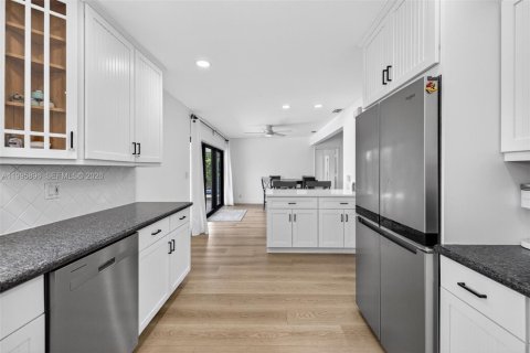 Villa ou maison à vendre à Pompano Beach, Floride: 3 chambres, 151.15 m2 № 2059641 - photo 14