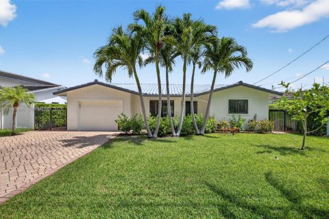 House in Pompano Beach, Florida 3 bedrooms, 151.15 sq.m. № 2059641