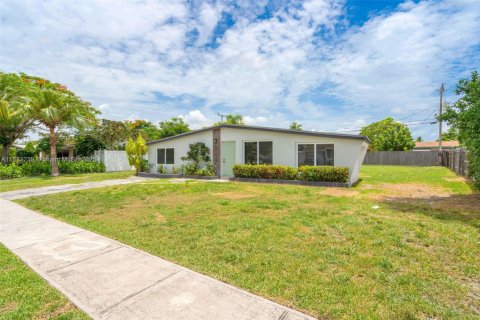 Villa ou maison à louer à Margate, Floride: 4 chambres, 126.9 m2 № 1930000 - photo 1