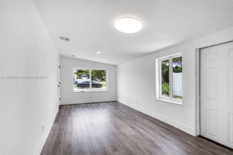 Villa ou maison à louer à Margate, Floride: 4 chambres, 126.9 m2 № 1930000 - photo 18