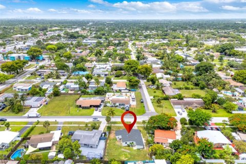 House in Margate, Florida 4 bedrooms, 126.9 sq.m. № 1930000 - photo 26