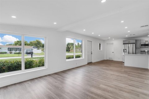 Villa ou maison à louer à Margate, Floride: 4 chambres, 126.9 m2 № 1930000 - photo 5