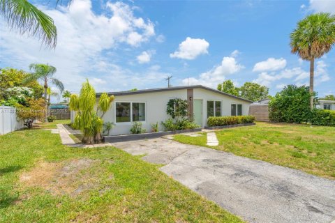 House in Margate, Florida 4 bedrooms, 126.9 sq.m. № 1930000 - photo 28