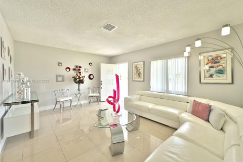 Купить виллу или дом в Майами, Флорида 3 спальни, 172.15м2, № 2021187 - фото 15