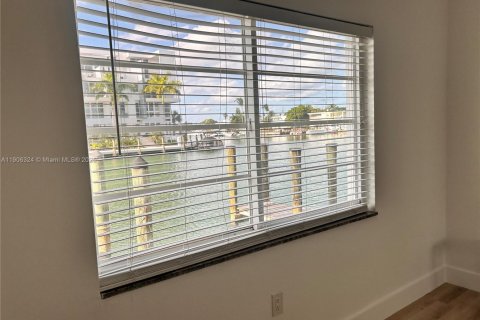 Condo in Miami Beach, Florida, 1 bedroom  № 2054390 - photo 13