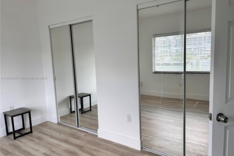 Condo in Miami Beach, Florida, 1 bedroom  № 2054390 - photo 12