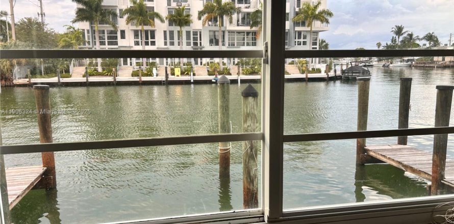 Condo in Miami Beach, Florida, 1 bedroom  № 2054390