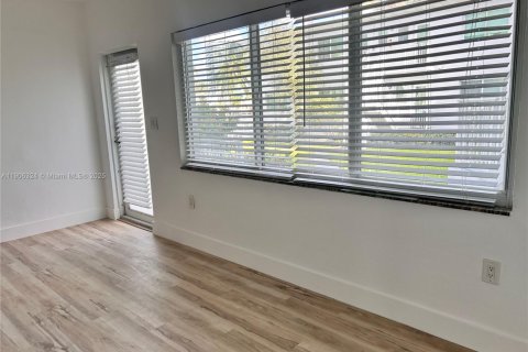 Condo in Miami Beach, Florida, 1 bedroom  № 2054390 - photo 3