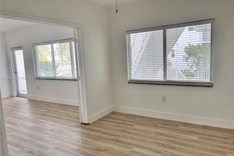 Condo in Miami Beach, Florida, 1 bedroom  № 2054390 - photo 2
