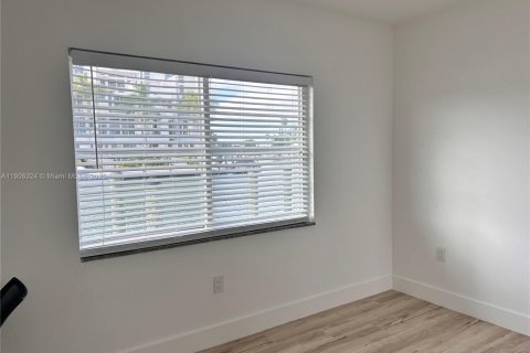 Condo in Miami Beach, Florida, 1 bedroom  № 2054390 - photo 10