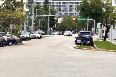 Condo in Miami Beach, Florida, 1 bedroom  № 2054390 - photo 25