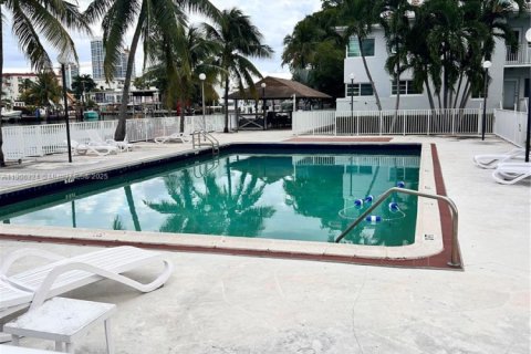Condo in Miami Beach, Florida, 1 bedroom  № 2054390 - photo 22