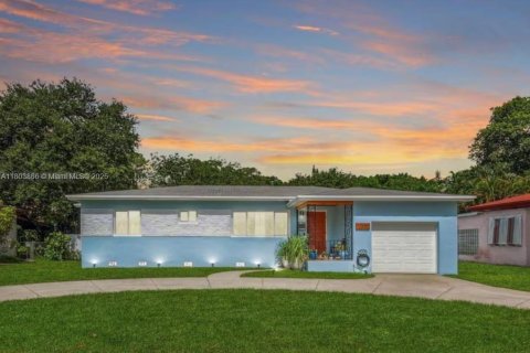 Casa en alquiler en North Miami, Florida, 3 dormitorios, 139.35 m2 № 1938420 - foto 1