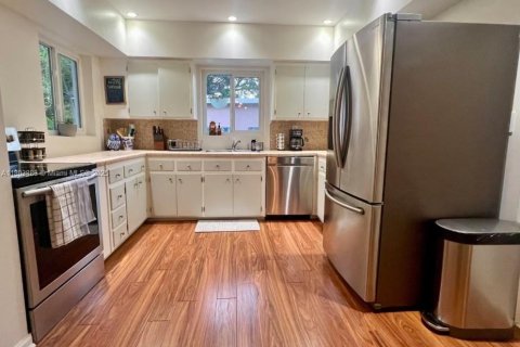 Casa en alquiler en North Miami, Florida, 3 dormitorios, 139.35 m2 № 1938420 - foto 2