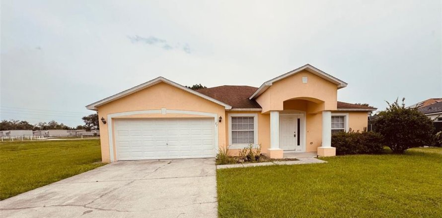 House in Poinciana, Florida 3 bedrooms, 153.85 sq.m. № 1767996