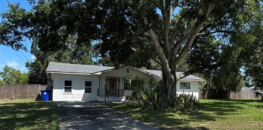 House in Eagle Lake, Florida 2 bedrooms, 159.98 sq.m. № 2156432