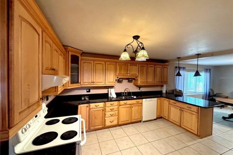 House in Eagle Lake, Florida 2 bedrooms, 159.98 sq.m. № 2156432 - photo 6