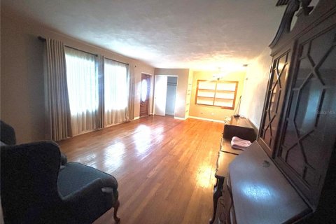 House in Eagle Lake, Florida 2 bedrooms, 159.98 sq.m. № 2156432 - photo 4