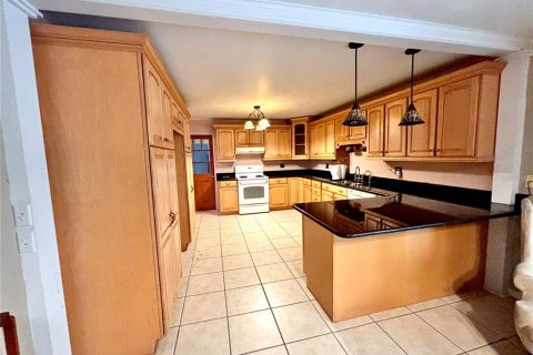 House in Eagle Lake, Florida 2 bedrooms, 159.98 sq.m. № 2156432 - photo 5
