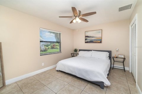 House in Cape Coral, Florida 4 bedrooms, 213.02 sq.m. № 1771573 - photo 18