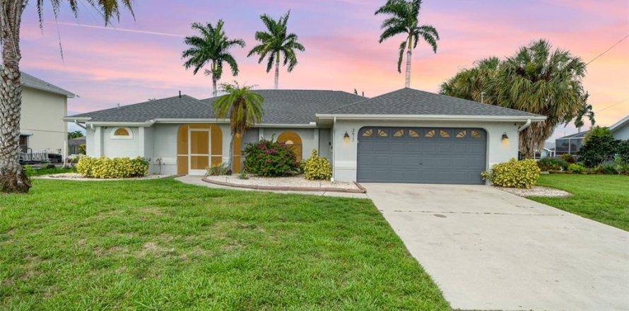 House in Cape Coral, Florida 4 bedrooms, 213.02 sq.m. № 1771573