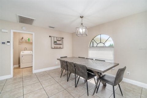 House in Cape Coral, Florida 4 bedrooms, 213.02 sq.m. № 1771573 - photo 9