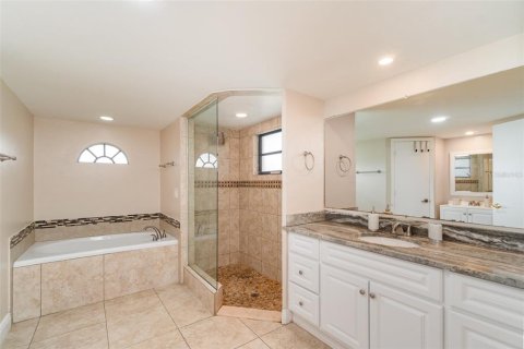 House in Cape Coral, Florida 4 bedrooms, 213.02 sq.m. № 1771573 - photo 14