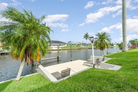 House in Cape Coral, Florida 4 bedrooms, 213.02 sq.m. № 1771573 - photo 28