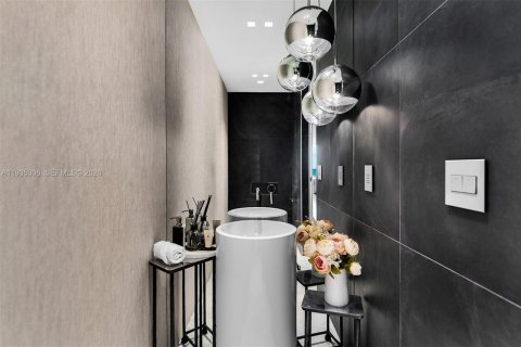 Купить кондоминиум в Бэл-Харбор, Флорида 3 спальни, 310.76м2, № 1999688 - фото 16