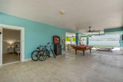 House in Key Largo, Florida 4 bedrooms, 139.54 sq.m. № 2068040 - photo 14