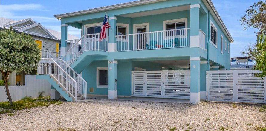 House in Key Largo, Florida 4 bedrooms, 139.54 sq.m. № 2068040