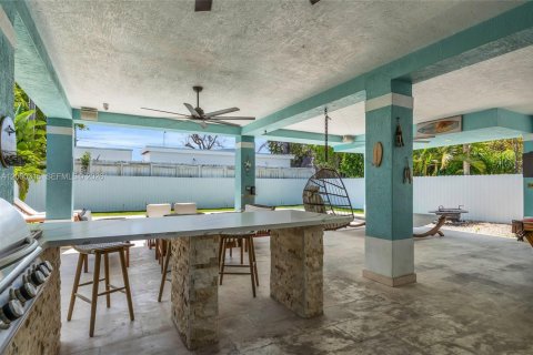 House in Key Largo, Florida 4 bedrooms, 139.54 sq.m. № 2068040 - photo 24