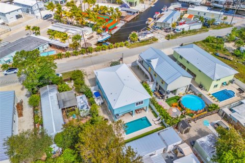 House in Key Largo, Florida 4 bedrooms, 139.54 sq.m. № 2068040 - photo 12