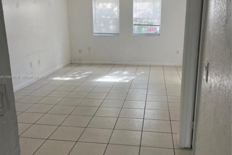 Townhouse in Homestead, Florida 3 bedrooms, 126.16 sq.m. № 2030701 - photo 11