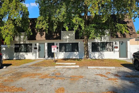 Commercial property in Lauderhill, Florida 279.91 sq.m. № 2051076