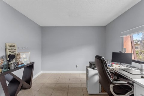 Commercial property in Lauderhill, Florida 279.91 sq.m. № 2051076 - photo 9