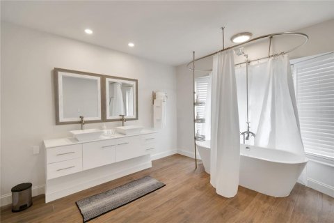 Casa en venta en Tampa, Florida, 6 dormitorios, 234.76 m2 № 1840290 - foto 12