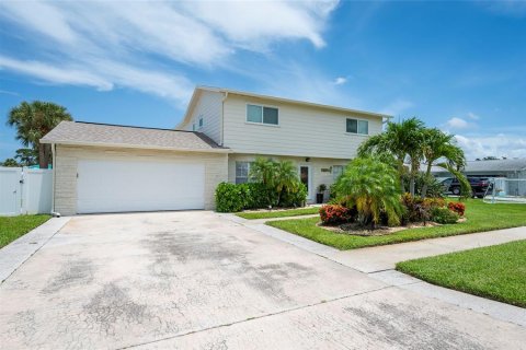 Casa en venta en Tampa, Florida, 6 dormitorios, 234.76 m2 № 1840290 - foto 2