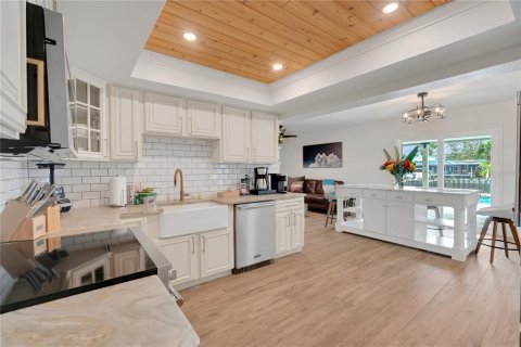 Casa en venta en Tampa, Florida, 6 dormitorios, 234.76 m2 № 1840290 - foto 5