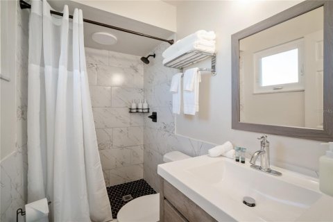 Casa en venta en Tampa, Florida, 6 dormitorios, 234.76 m2 № 1840290 - foto 11