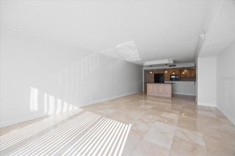 Condo in Belleair, Florida, 2 bedrooms  № 2103129 - photo 9