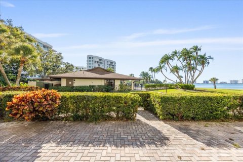 Condo in Belleair, Florida, 2 bedrooms  № 2103129 - photo 24