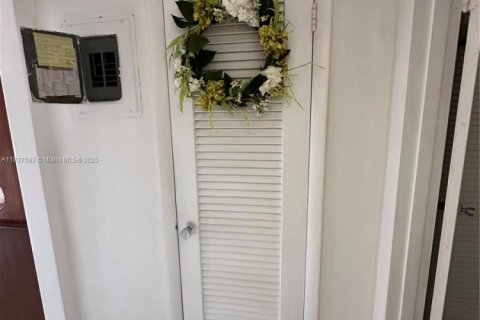 Condominio en venta en Hallandale Beach, Florida, 1 dormitorio, 58.06 m2 № 1935349 - foto 7