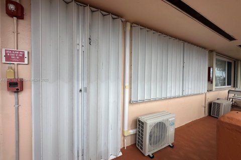 Condominio en venta en Hallandale Beach, Florida, 1 dormitorio, 58.06 m2 № 1935349 - foto 16