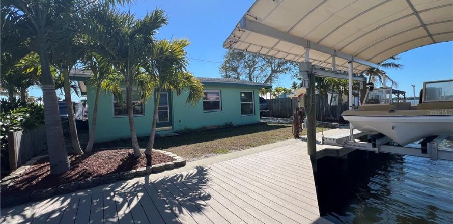 House in Matlacha, Florida 1 bedroom, 43.48 sq.m. № 2218044