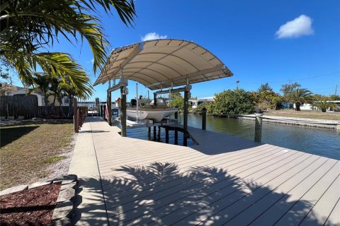 House in Matlacha, Florida 1 bedroom, 43.48 sq.m. № 2218044 - photo 2